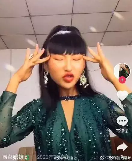 因为眯眯眼,她拍的这些照片被指辱华!外国女生做了这个姿势后,新加坡人也怒了