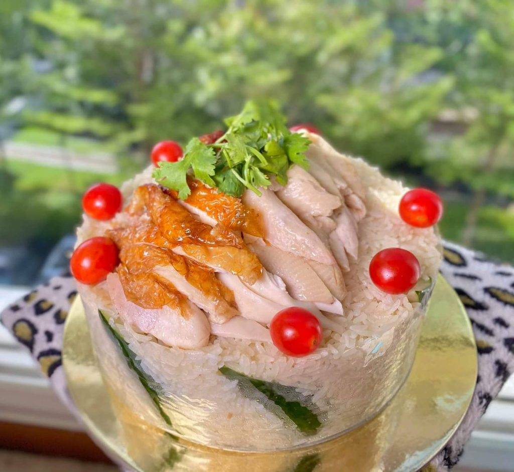 蛋糕当正餐😎 新加坡食阁小贩独创“鸡饭蛋糕”🍰 3种尺寸、多款肉类自由搭配,庆生大餐轻松搞定