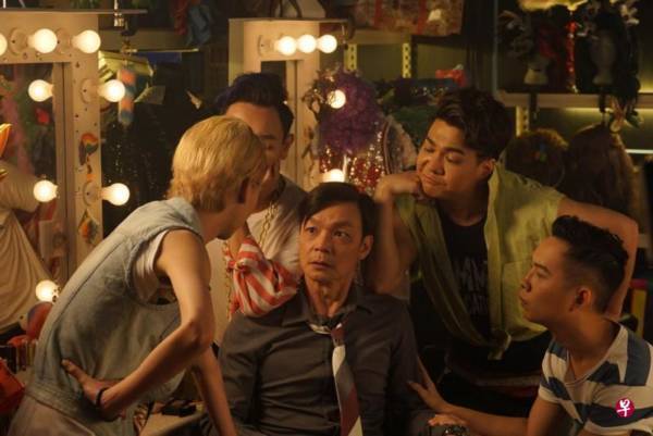 演变装皇后剔脚毛塞海绵  李国煌:入围金马很值得