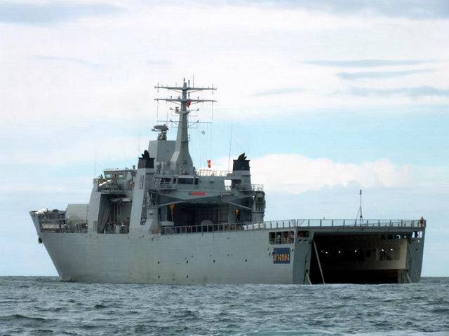 新加坡占了个好位置和堪称精锐的海军