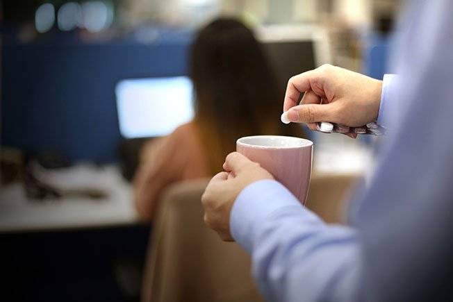 爲滿足撫摸女同事欲望 變態男下藥 偷拍