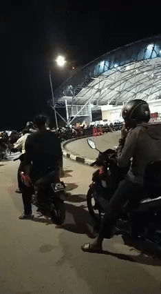 10000人!实拍新马通关历史一刻:长堤狂奔、百米人龙、深夜欢呼