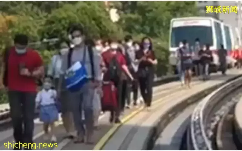 武吉班让轻轨故障 50乘客走轨道回站