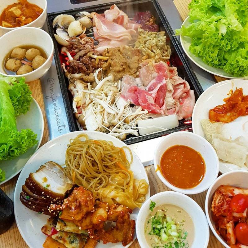 “吃锅瘾”81样新鲜食材、7种特制汤底！每人S$14.90起🔥 火锅烧烤，无限量吃到饱