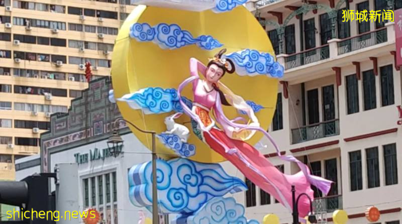 昨晚,新加坡牛车水中秋亮灯!“嫦娥好看得像整过容……”