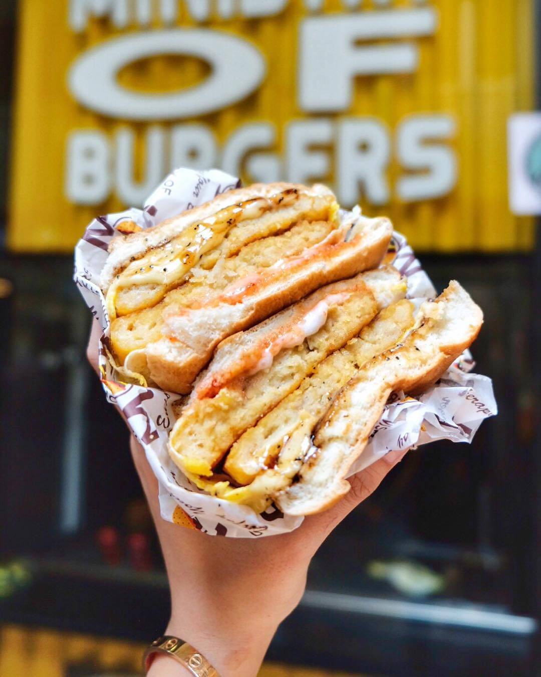 老板玩很大🔥 Ramly Burger塞滿四層肉餅，漢堡比你嘴還大！卡路裏炸彈=秘制醬料+邪惡組合💣