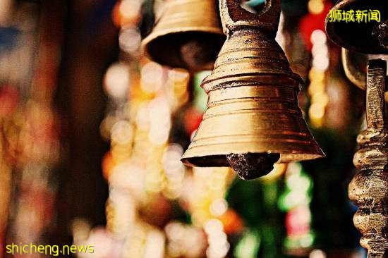 印度裔摇铃做祈祷,华人女邻居暴起敲锣!被警察调查