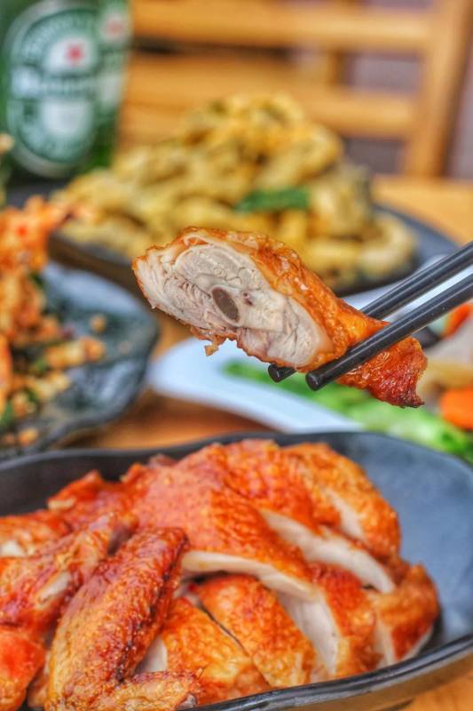 狮城港式粤菜四大名厨之一,坐镇新加坡河畔20年老字号,为你带来惊喜和福利