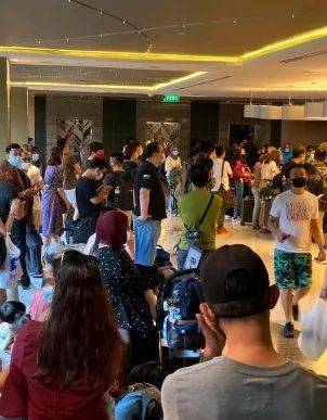 新加坡多家酒店大排长龙，要入住需等数小时