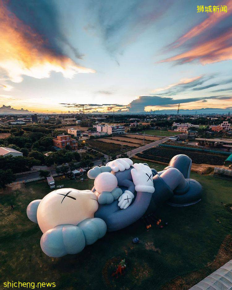 “KAWS:HOLIDAY”第七站空降新加坡！42米巨型藝術品、11月13日出現在濱海灣浮動舞台😱