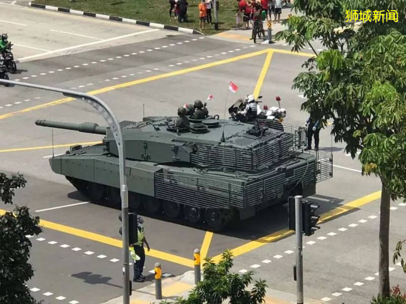 坦克、戰鬥機、傘兵出動!55年了,新加坡終于讓全世界感動哭泣