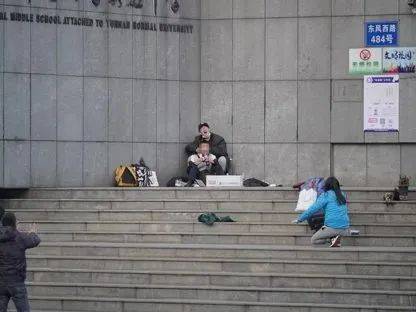 警察下跪震驚全網,實拍昆明人質劫持案有多驚心動魄!新加坡的警察也曾這樣做