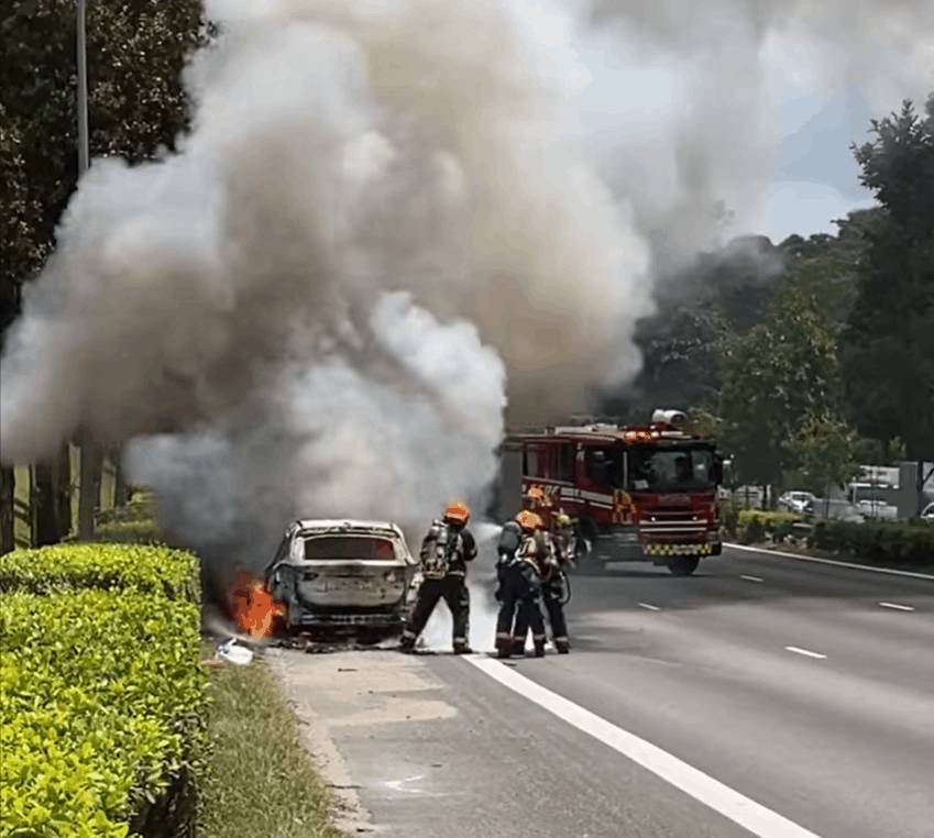 "早上，我的寶馬在新加坡路上自燃了！燒成一堆廢鐵...”