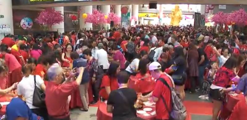 新加坡2000人参加 “捞鱼生”活动，活动规模创纪录