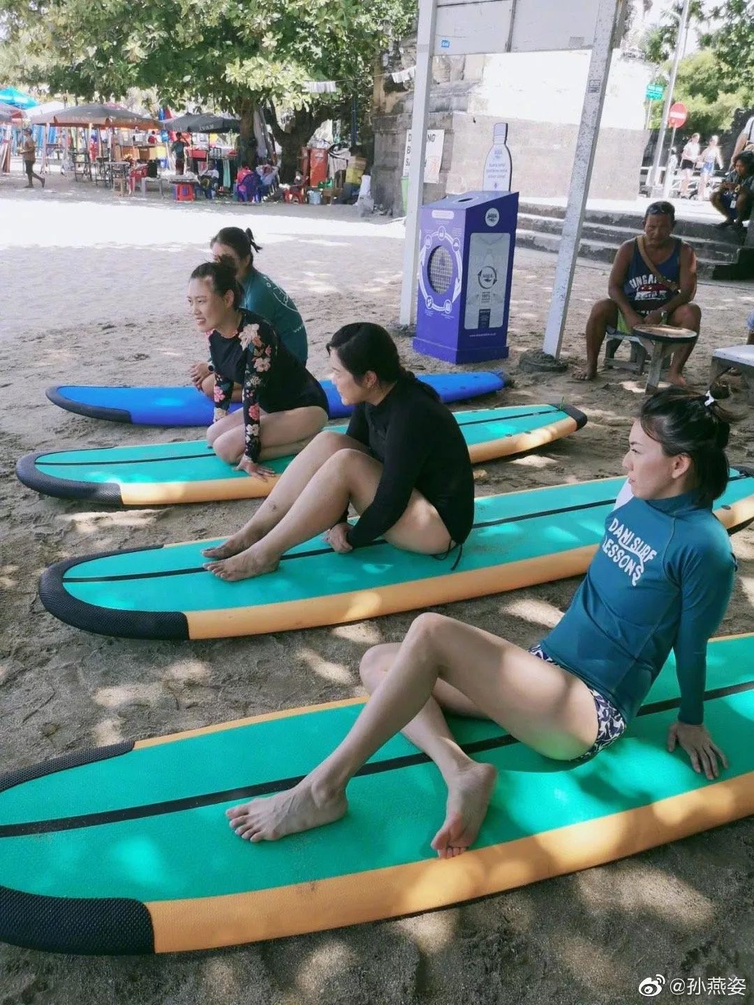 孙燕姿罕见秀冲浪泳装靓照，41岁保持少女身材