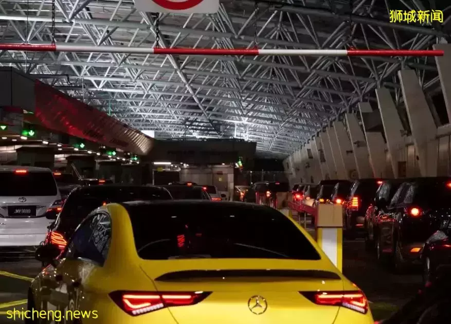 新加坡&马来西亚大堤挤爆了，人人人仌众、车车车䡛轰