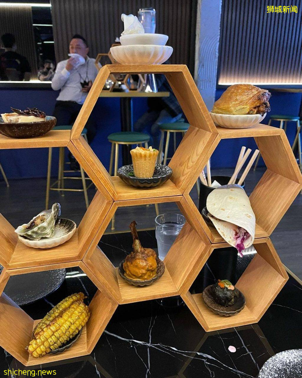 “Mama Diam媽媽店”古早味雜貨店門面、真實身份是隱秘酒吧🍻推開書架發現新空間!😱