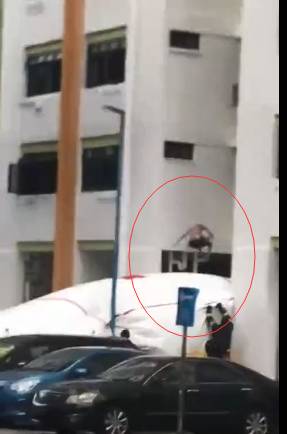 新加坡网友追拍赤身老安哥跳楼全程,“安全气囊”成救命稻草