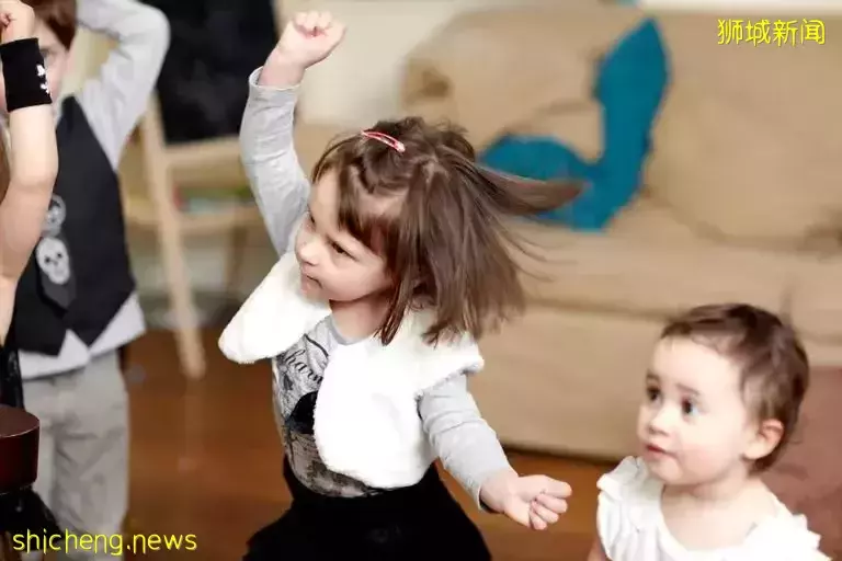 生孩子不拿来当健身器材,岂不是太亏了?新加坡老母亲们动起来