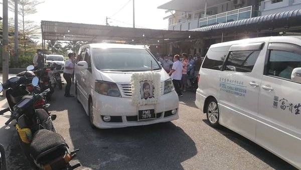 “莹莹,爸妈回来看你了” 父母从新国赶回送殡