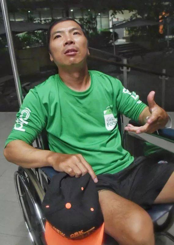 在脚车道骑车有错？送餐员遭路人推倒受 伤