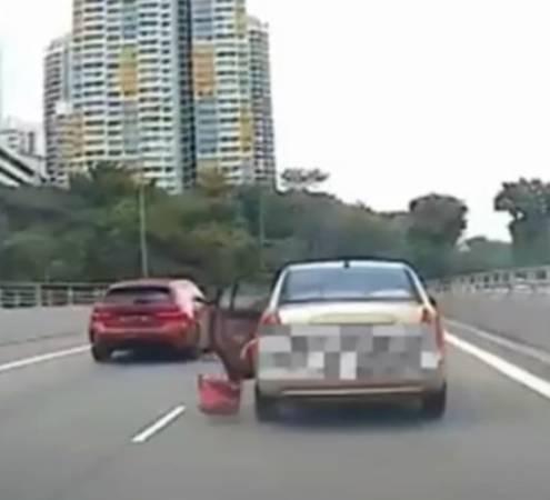 一言不合就丢包 女郎酿五车连环撞