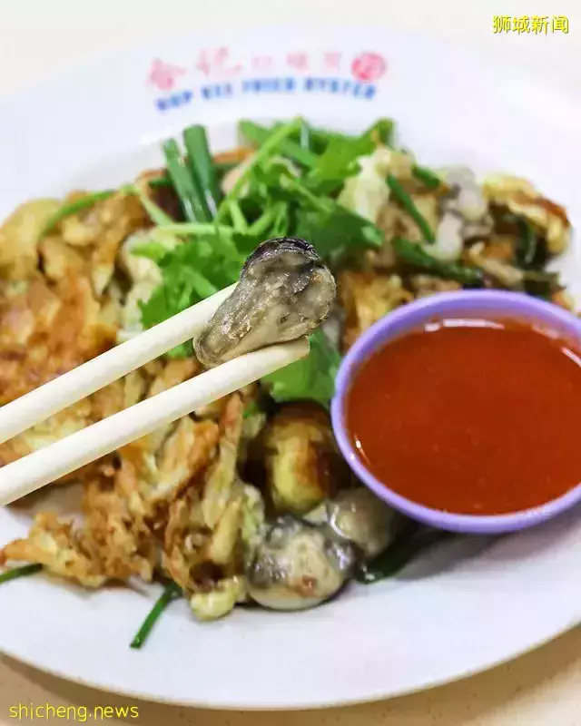 新加坡必吃宝藏特色美食“合记炒蚝煎”😋金黄酥脆鸡蛋酥+柔嫩多汁牡蛎，口水流一地啦