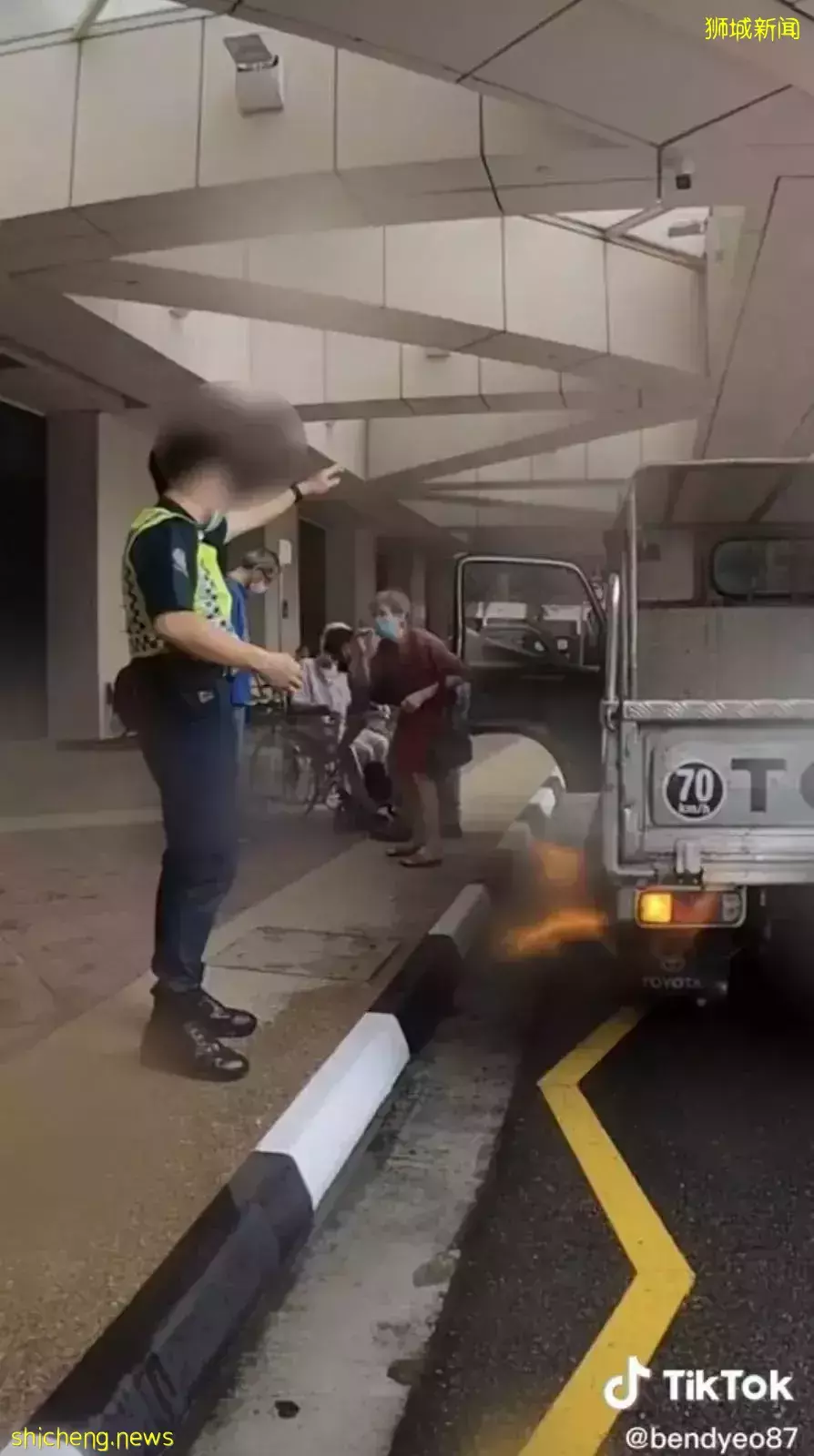 新加坡醫院某保安轟趕老人！氣急：“他不能走路！我也老了”