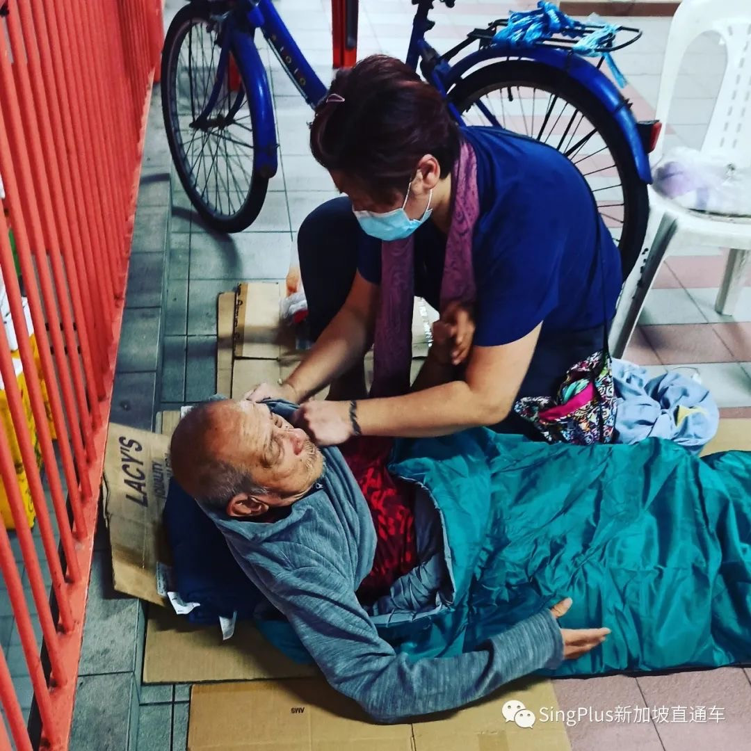 新加坡一八旬老人露宿街头