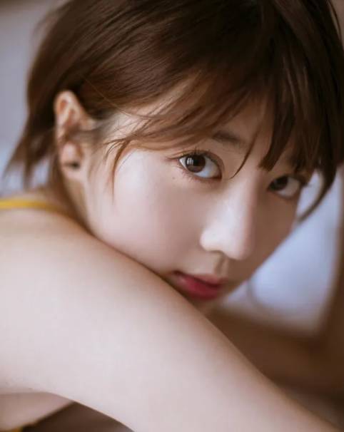 她被稱爲新加坡“蘋果女神”，畢業于北京電影學院，出演過《九州・海上牧雲記》