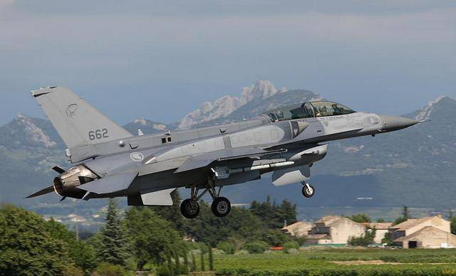 小国大空军——新加坡 