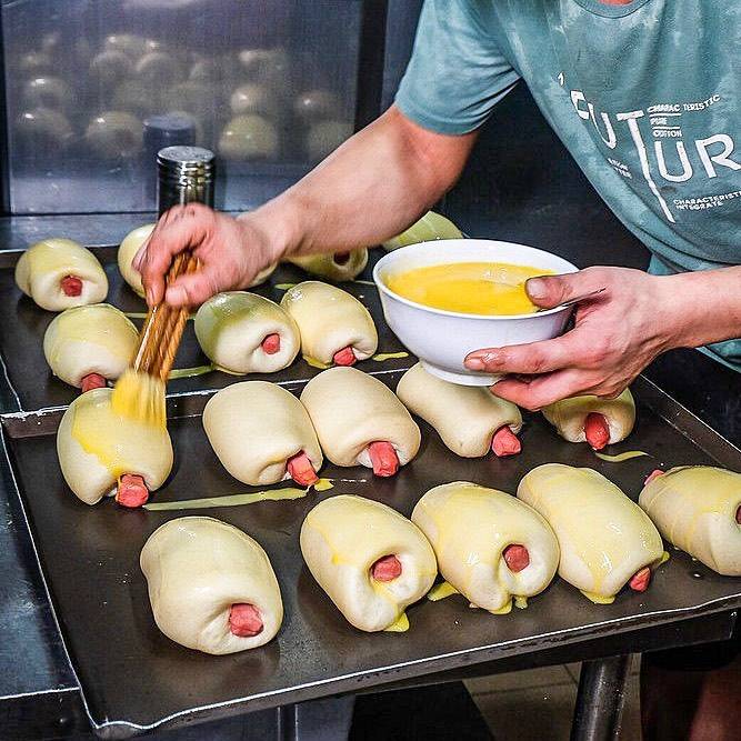 传统美食热烘烘!挂着彩虹的厚吐司🌈 新加坡老字号面包坊🍞经典美味,飘香千里