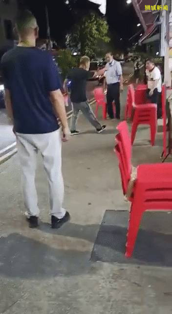 新加坡芽笼这个地方有多野?安哥开车反复冲撞另一辆车