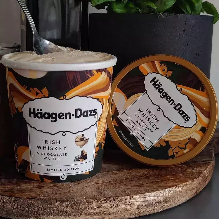 Haagen Daz推出新品酒精冰淇淋🥃總酒精含量低于0.5%，味道很上頭！全島超市可買到😘
