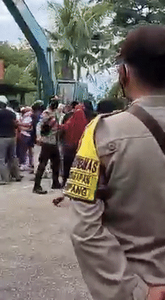 實拍！房屋被毀、老婦被強硬拖走，巴淡島住戶向新加坡求助