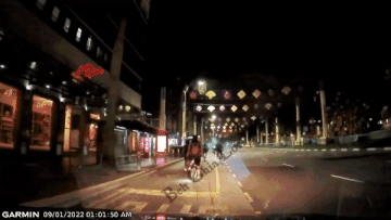 新加坡开车按喇叭催促，被11骑手怒追300米围堵、狂敲引擎盖