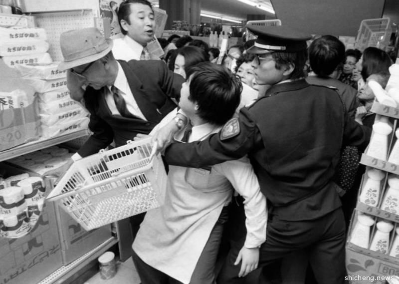 仅2个月，新加坡厕纸价格涨了这么多！今天起开始解封，全岛都在排队