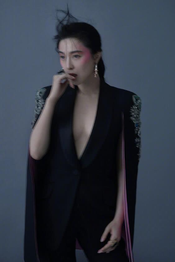 范冰冰为复出也是拼了!罕见大尺度登新加坡杂志,好身材太劲爆