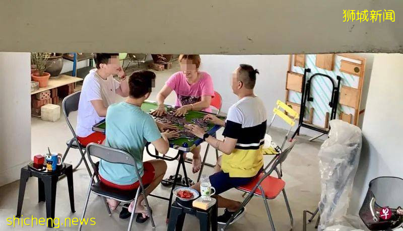 组屋走廊打麻将  无视疫情不戴口罩