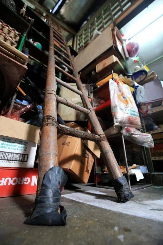 新加坡居然有設在有地私宅區、地下防空壕的老牌雜貨店,你見識過嗎