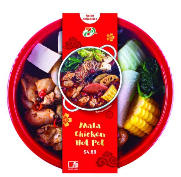 新加坡7 11推出一人火鍋,微波即可! (麻辣,番茄海鮮,藥材雞)