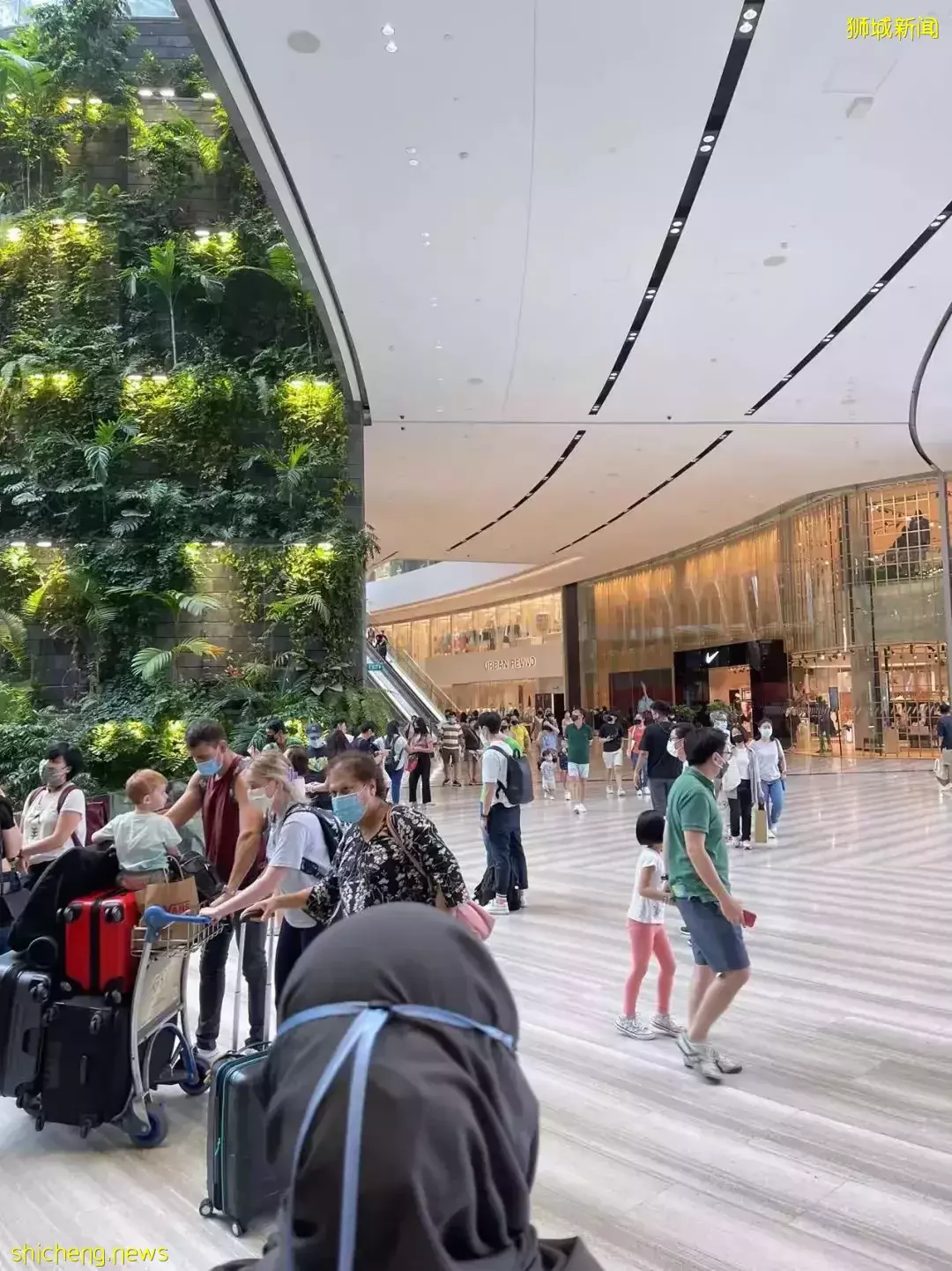 首个解封周末!新加坡全岛到处是人,机场、酒吧、商场,连新山也挤满!或进一步解封