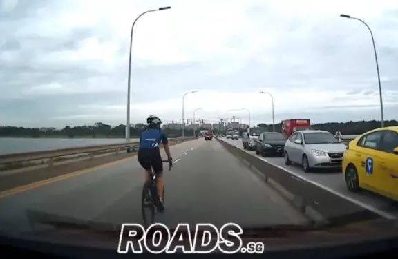 运动虽然好，但是新加坡交通规则你得遵守啊