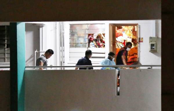 “垃圾屋”内有腐尸 费时清理杂物才移出遗体