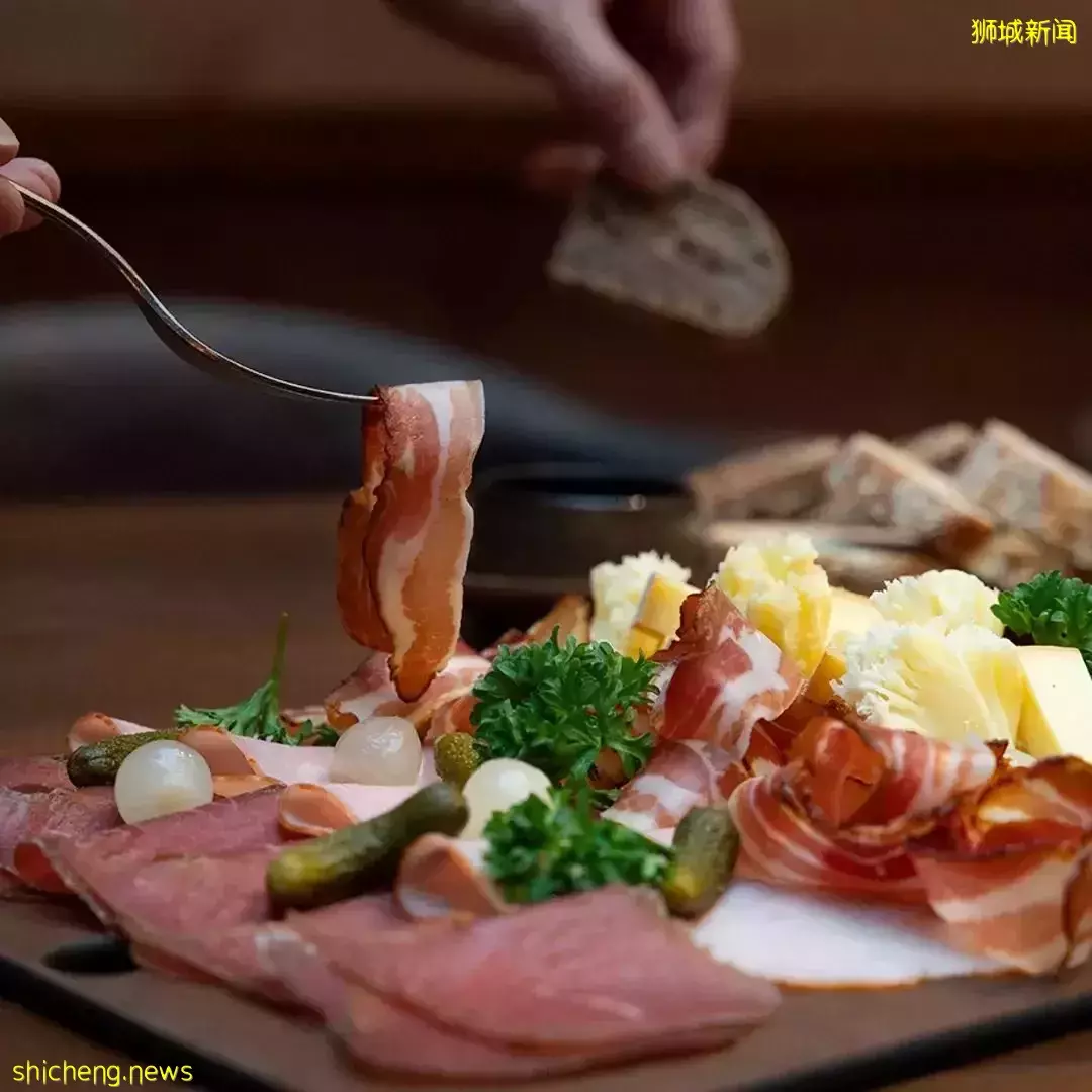 新加坡也能吃到会拉丝的瑞士芝士火锅啦!配上红酒和火腿,超满足