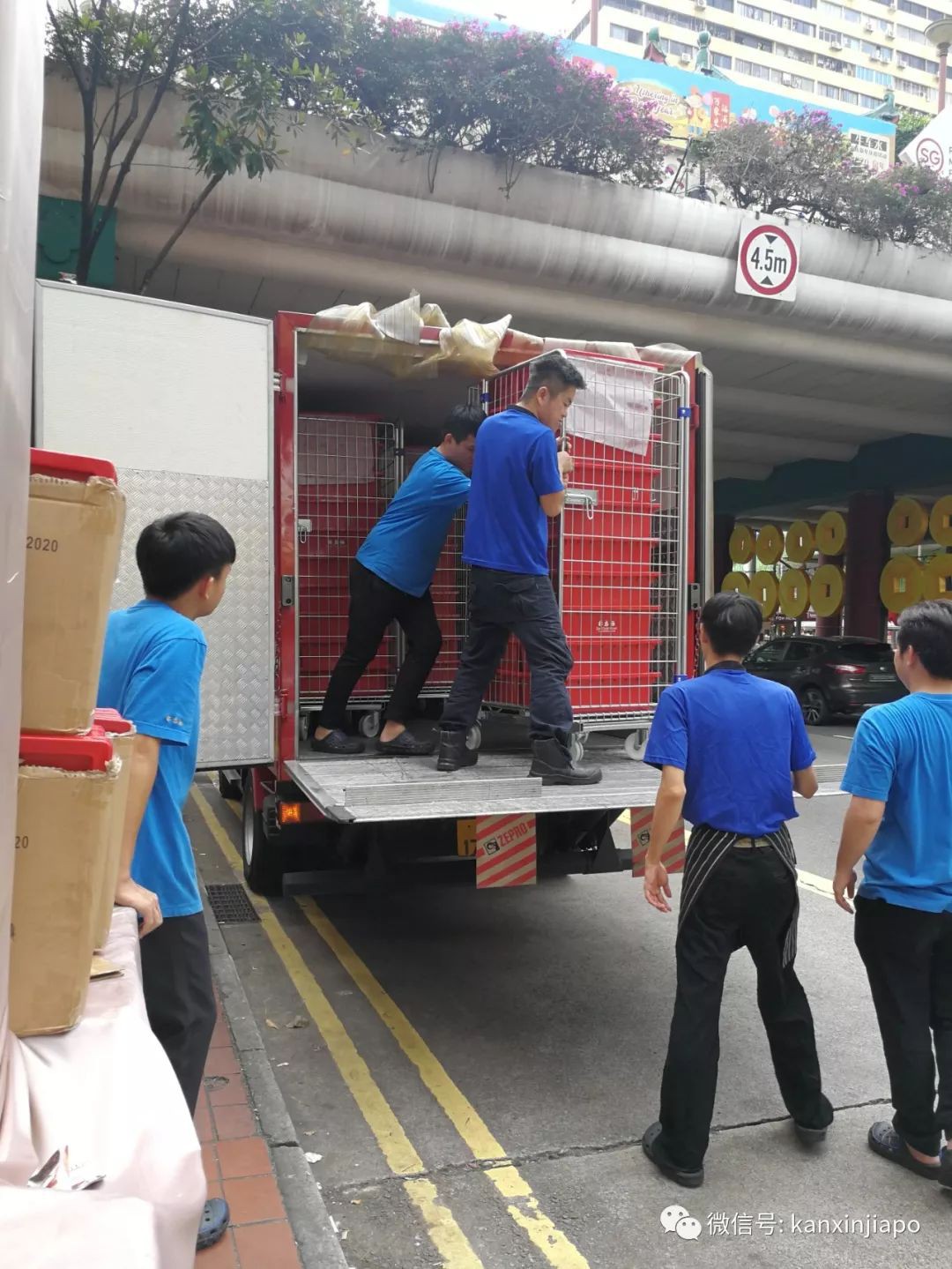 疯狂！为了一片肉干，新加坡人情愿排6个半小时队......