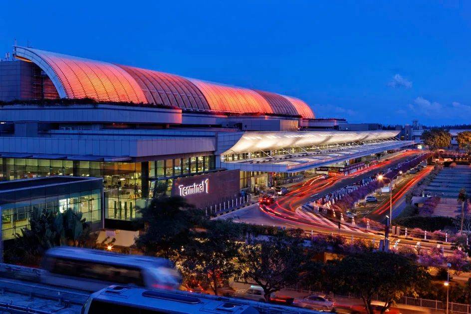 被40國禁飛後，明晚起，新加坡也禁止英國訪客入境 ！美女留學生：2020我看透了，想回國卻被罵