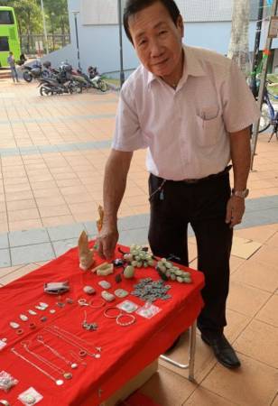 夜市8旧货商摊位 被恶搞破坏 偷走玉坠 | 柔佛人