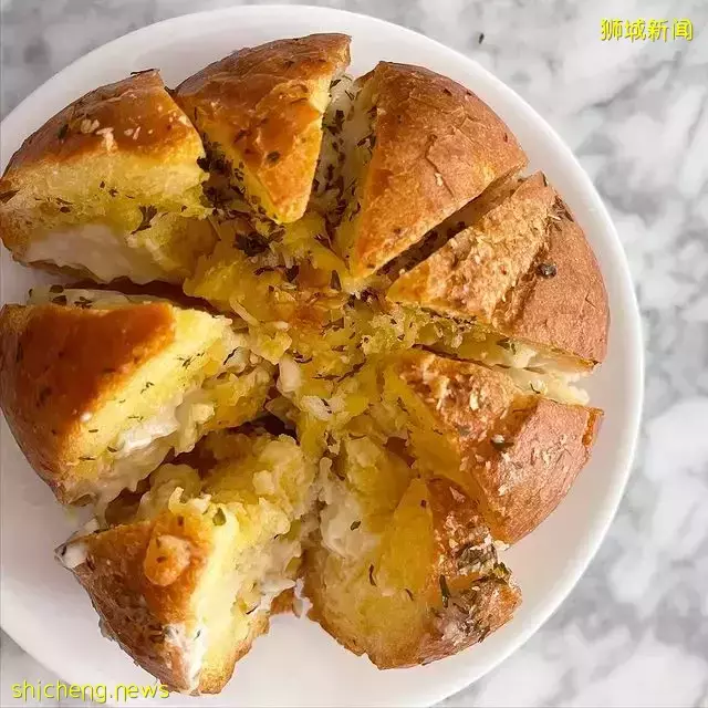 网友力推Everton Park烘焙小店Morimori Yogashi🥖招牌大蒜芝士面包+猫山王泡芙,馅多味佳👍