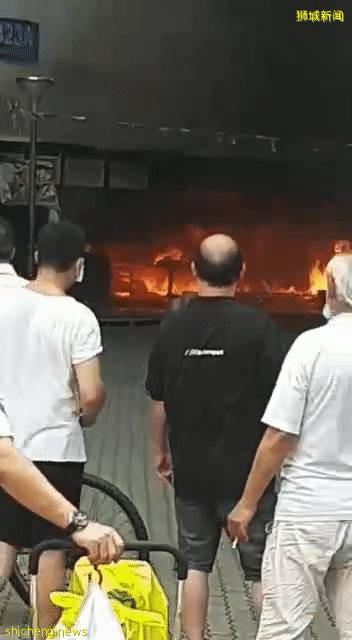 恐怖！新加坡這個食閣煤氣罐爆裂，發生大火！兩小夥勇敢救急
